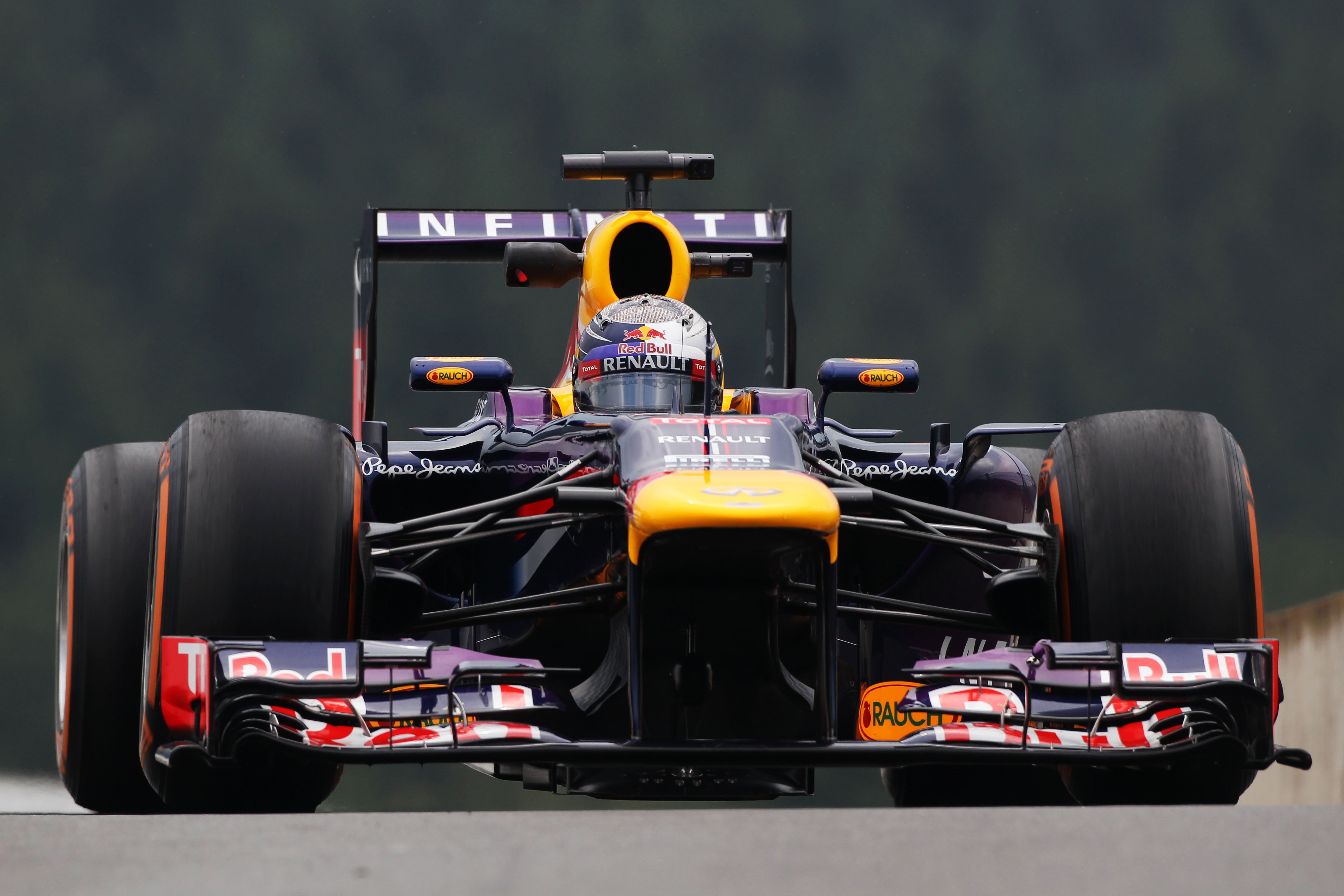 VT2: Vettel en Webber los van de rest