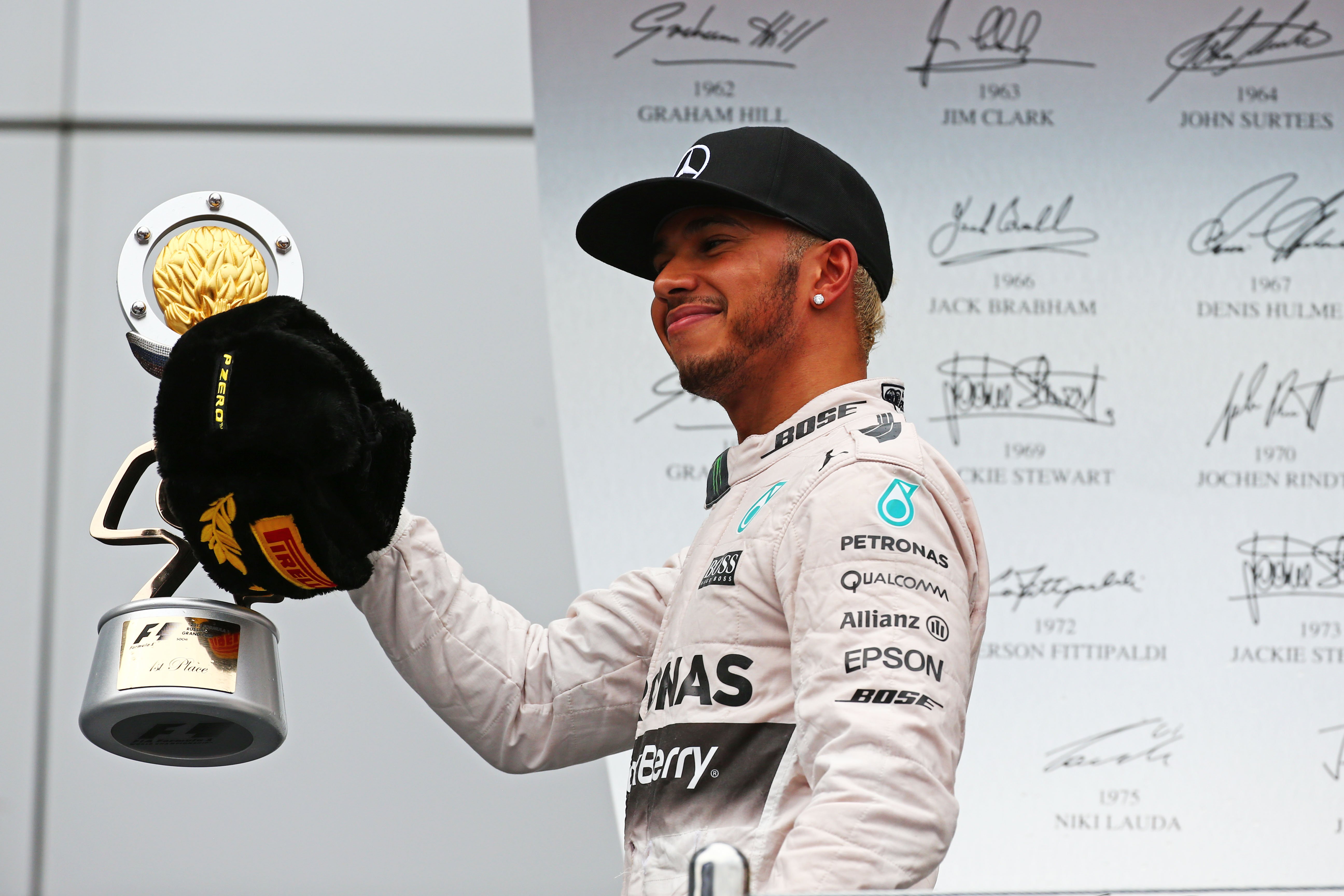 Hamilton geniet van zege, Rosberg baalt na pech