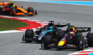 Max Verstappen passeert George Russell